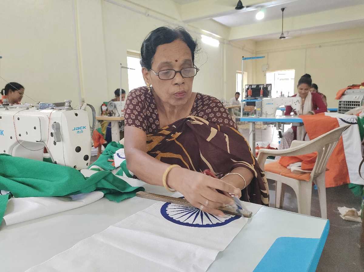 हर घर तिरंगा अभियान से बढ़ी झंडों की डिमांड, कारीगरों को तीन शिफ्ट में करना पड़ रहा काम